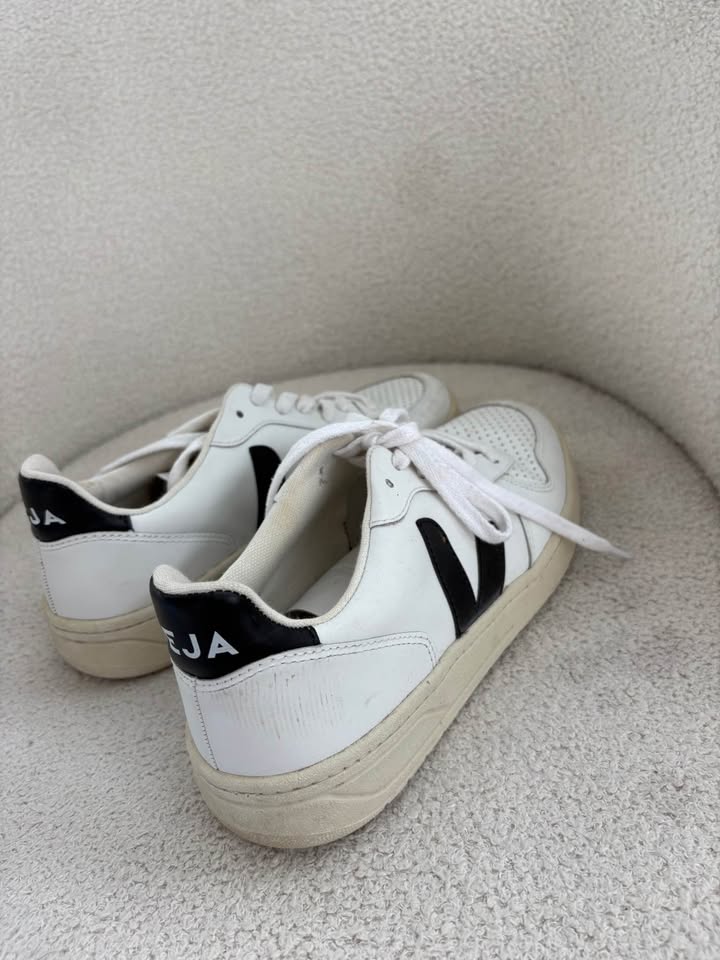 Veja Runners - size 40