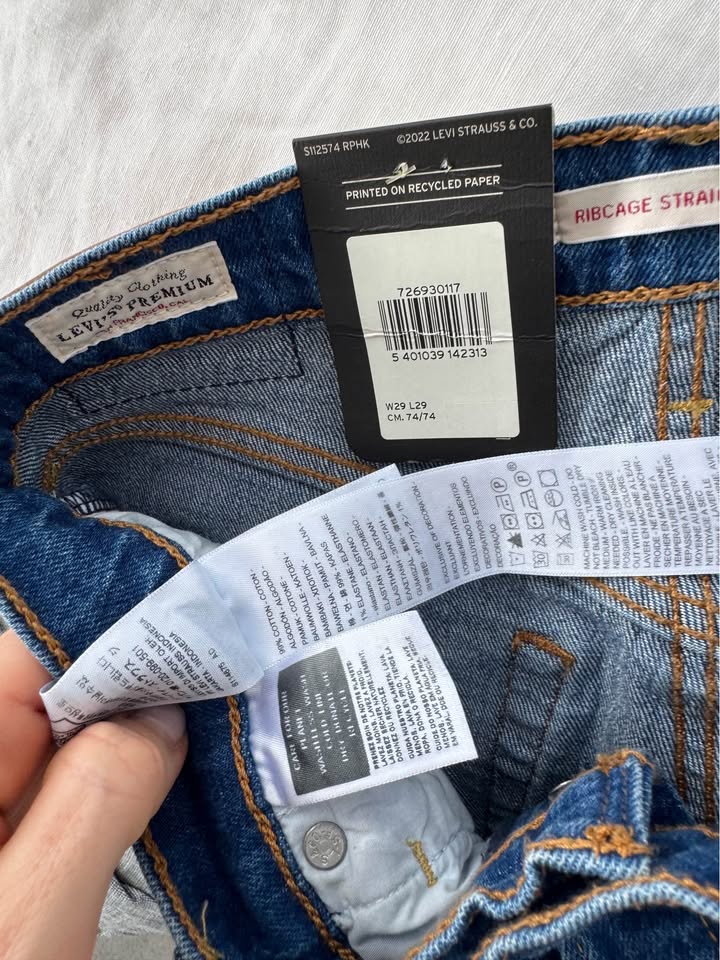 Levi Jeans - size 29 BNWT