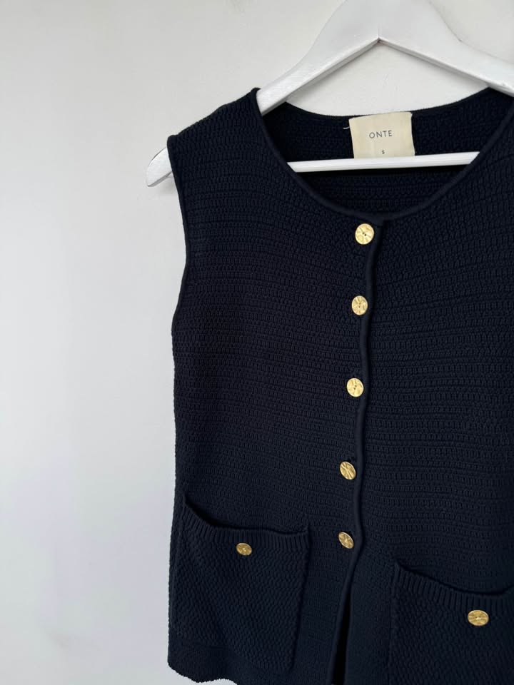 Onte Vest - size small