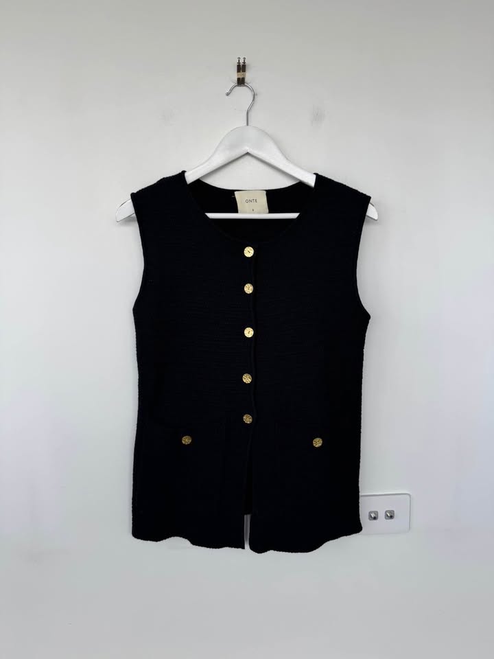 Onte Vest - size small